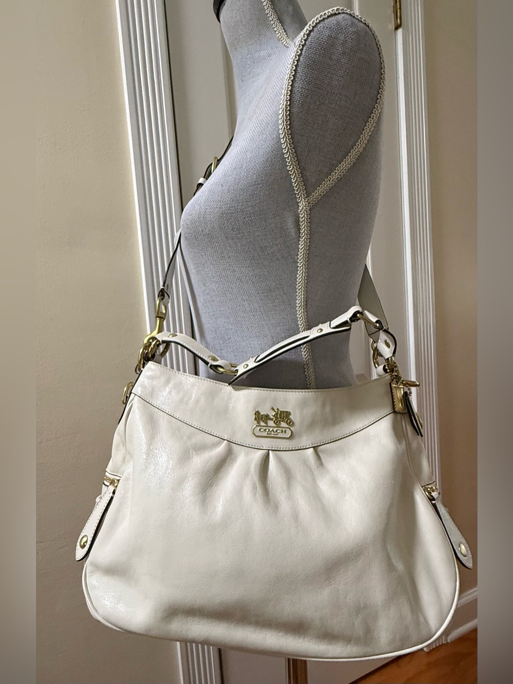 Vintage Coach Madison Cream Glazed Leather Shoulder Bag with Gold Hardware
